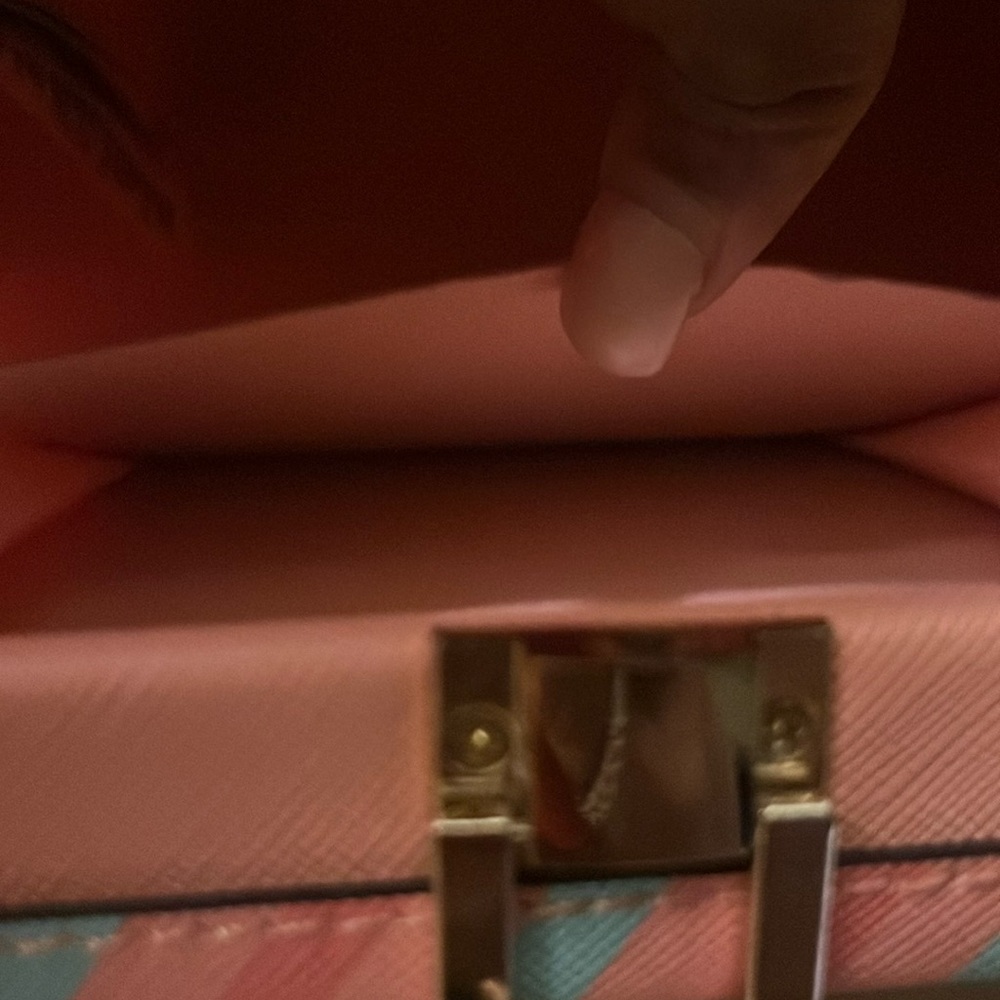 Stylish Travel-Themed Handbag with Pink and Blue Accents - Picture 10 of 10